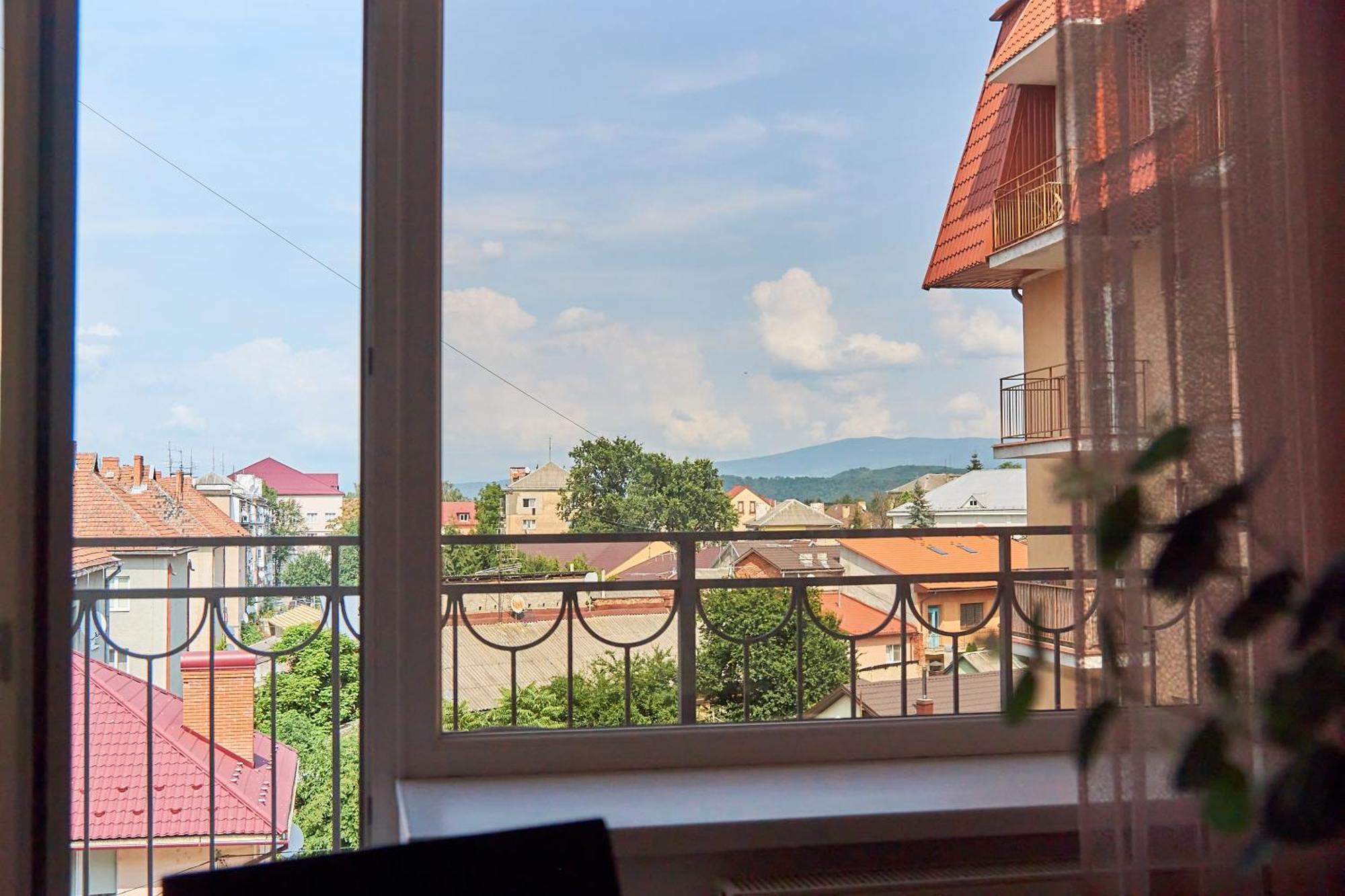 Lux Apartment Mukacheve Bagian luar foto