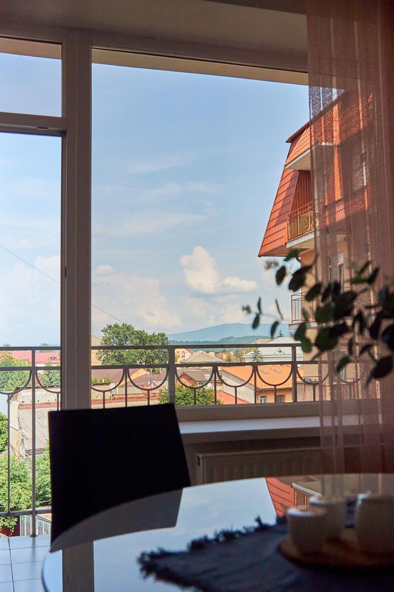Lux Apartment Mukacheve Bagian luar foto
