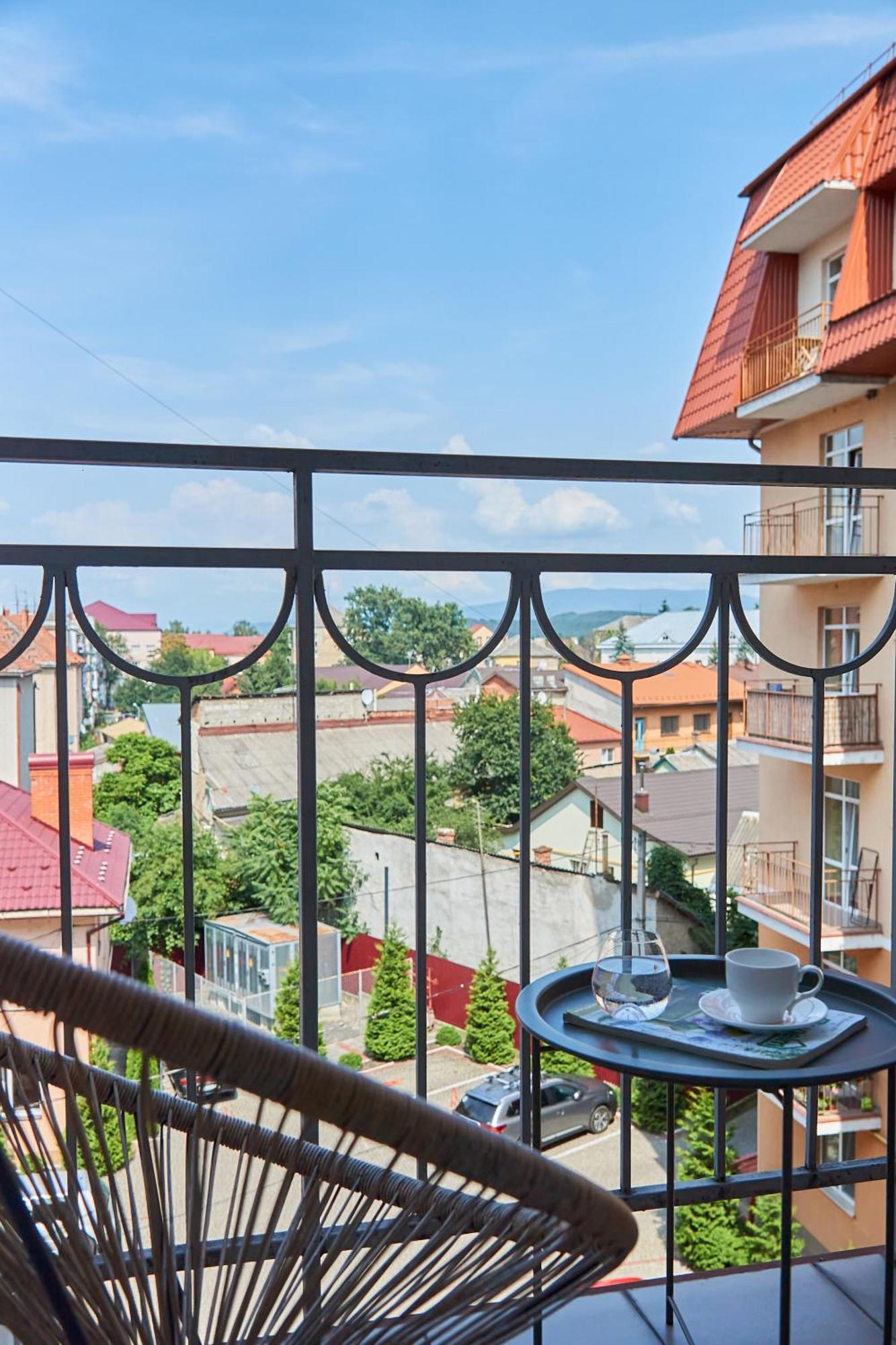 Lux Apartment Mukacheve Bagian luar foto